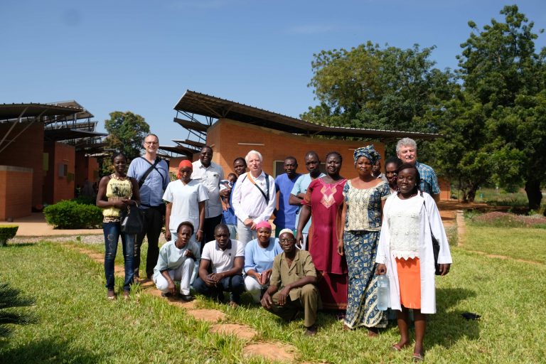 Ärzte des Interplast Vereins mit Helferinnen in Burkina Faso - Gruppenfoto